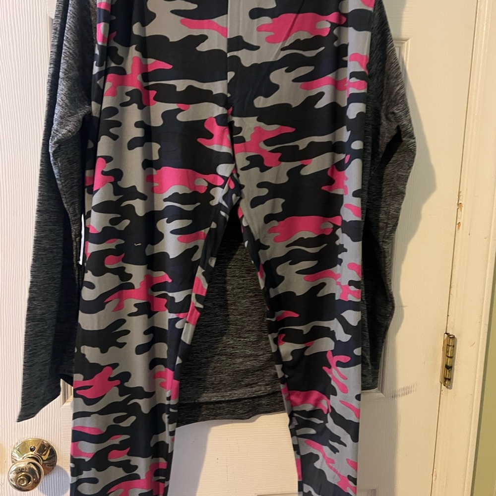 ClimateRight by Cuddleduds Heather Gray Pajama Set with Pink Camo Accents